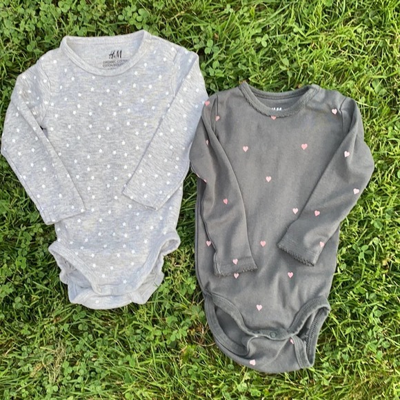 2 H&M Stars and Hearts Organic Cotton Long Sleeve Onsies (Size 6-9 Months) - Picture 1 of 6